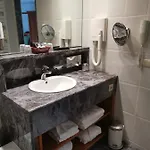 瑟穆瓦河畔高姆-阿登-拉库西尼-玫瑰园酒店 酒店