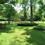 瑟穆瓦河畔高姆-阿登-拉库西尼-玫瑰园酒店 4*