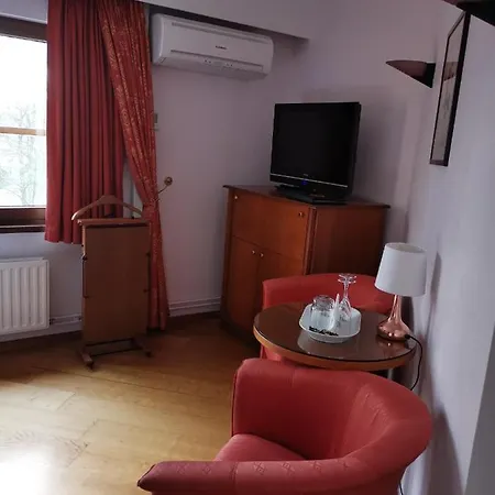 La Roseraie. Gaume-ardenne-lacuisine Sur Semois. Hotel Florenville