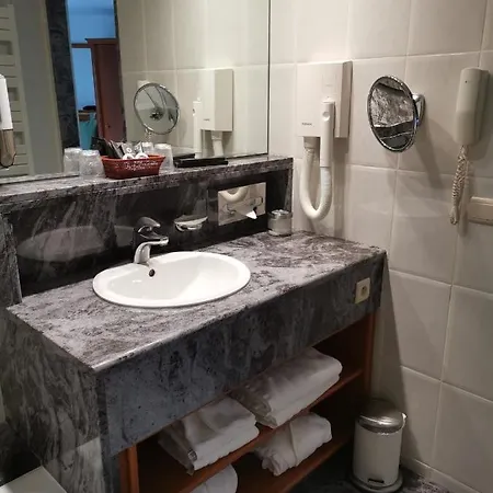 La Roseraie. Gaume-ardenne-lacuisine Sur Semois. Hotel