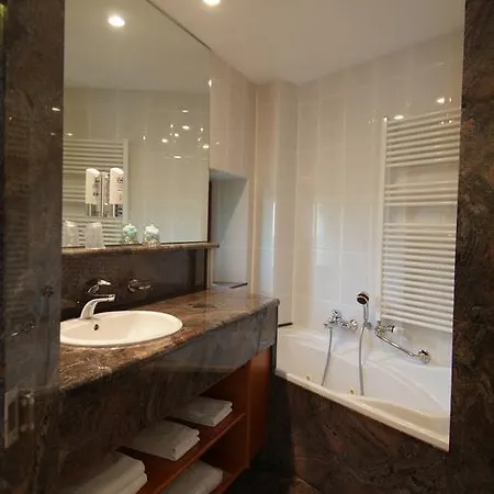 La Roseraie. Gaume-ardenne-lacuisine Sur Semois. Florenville