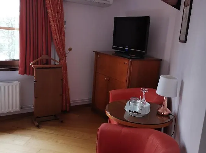 La Roseraie. Gaume-ardenne-lacuisine Sur Semois. فندق فلورينفيل