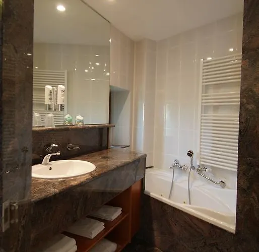 La Roseraie. Gaume-ardenne-lacuisine Sur Semois. فلورينفيل